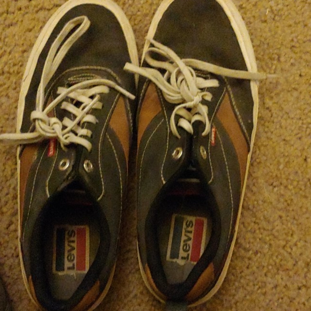 Skateboarding shoes